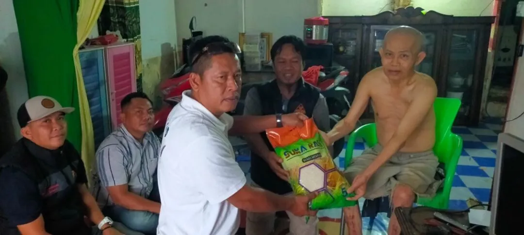 LSM Semut Merah Gelar Bakti Sosial, Salurkan Bantuan Untuk Warga Kurang Mampu
