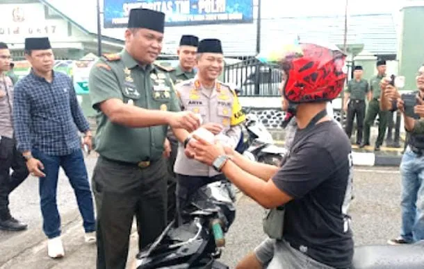 Kodim 0417/Kerinci dan Polres Kerinci Gelar Kegiatan Pembagian Takjil Gratis