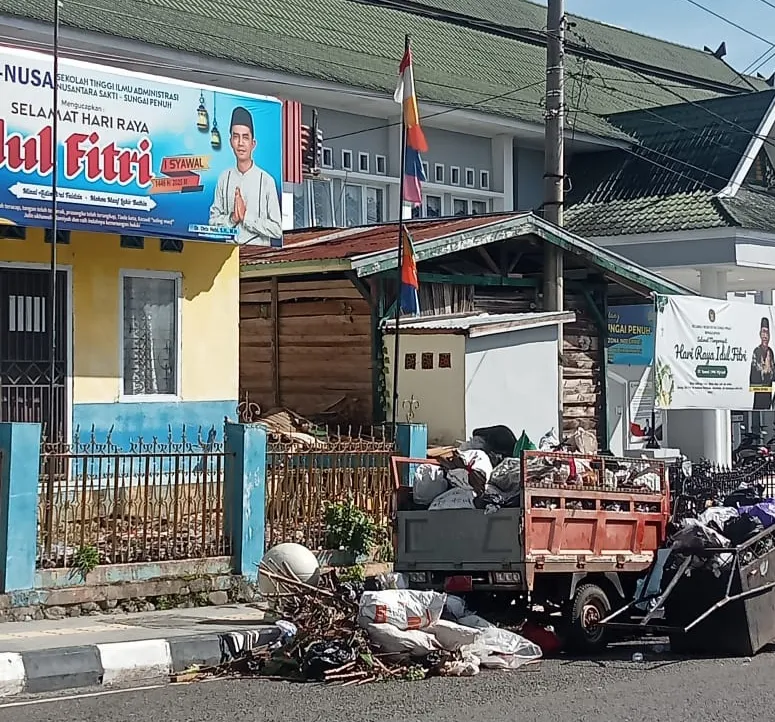 Sampah di Depan STIA, "Ilmu Administrasi Gagal Mengatur Realitas"