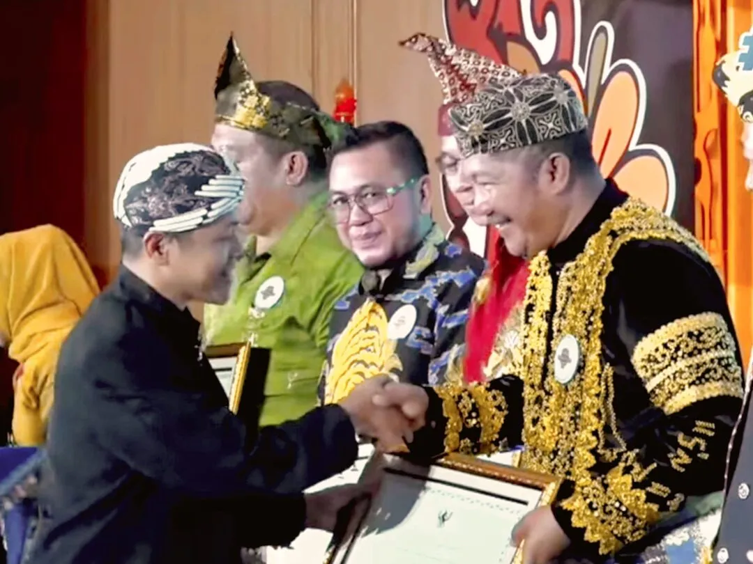 Bupati Kerinci Monadi Terima Penghargaan di Festival Tunas Bahasa Ibu Nasional 2025