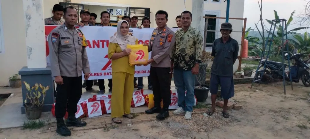 Peringati HUT BHAYANGKARA Ke-79, Polri Serahkan Bansos di Kecamatan Batin XXIV Kabupaten Batanghari