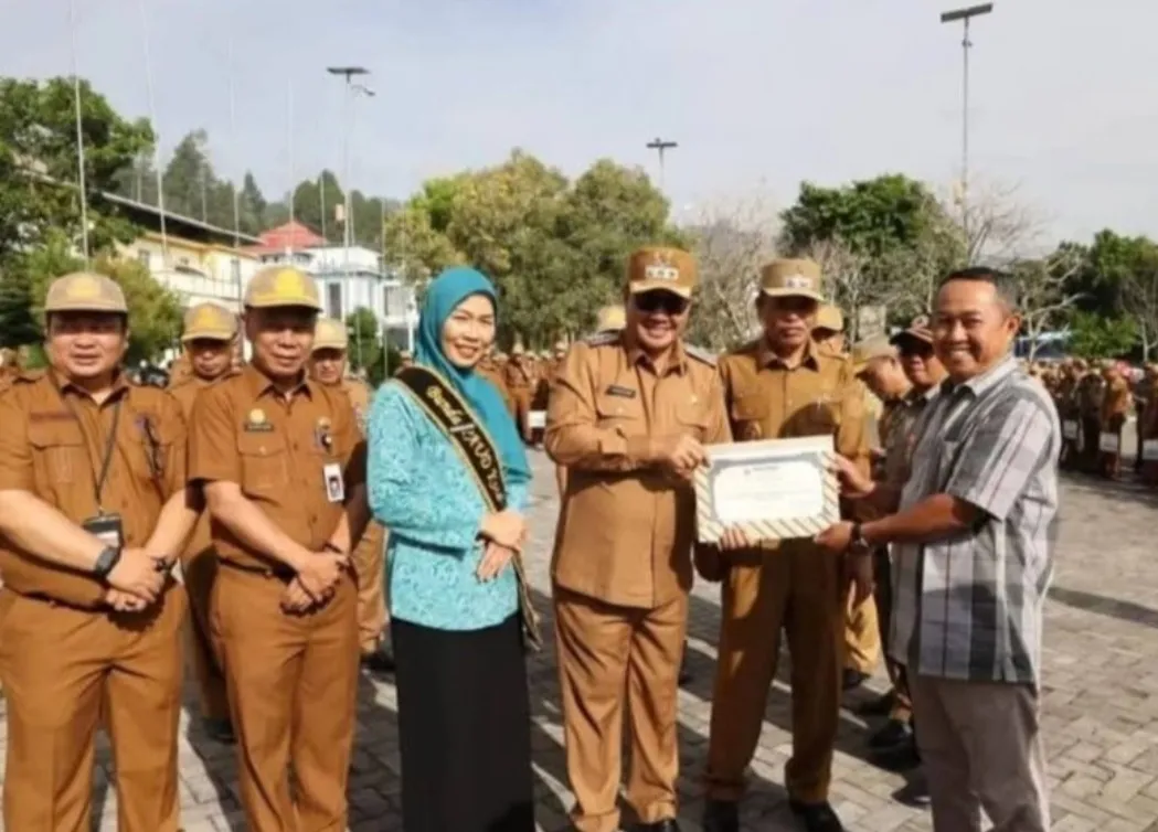 PEMKOT Sungai Penuh Berikan Penghargaan ke Bank Sampah Lindung Berseri