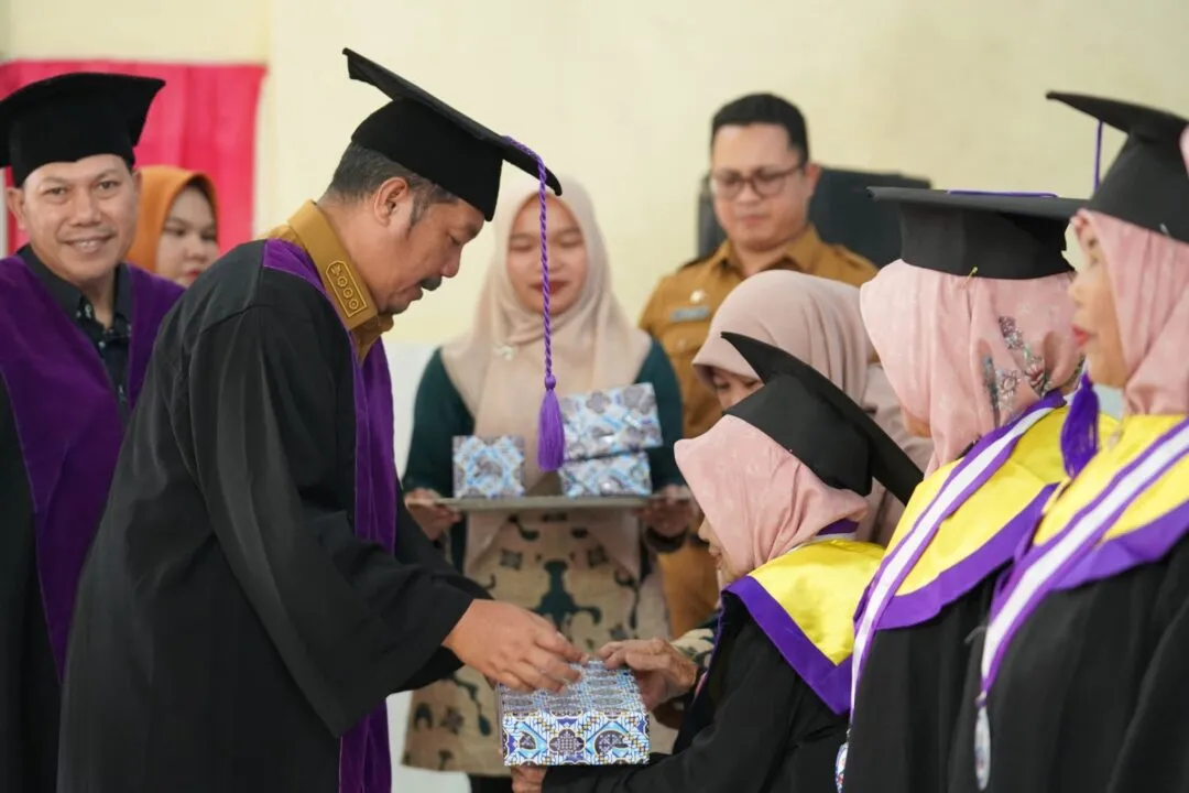 Bupati Monadi Hadiri Wisuda Perdana Sekolah Lansia Tangguh S1 Permata Bunda di Koto Agung