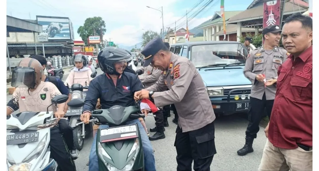Polres Kerinci Bagikan 300 Bendera Merah Putih kepada Pengendara, Semarakkan HUT RI ke-80