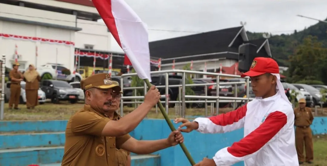 Bupati Kerinci Pimpin Upacara dan Serahkan Bendera Merah Putih dalam Program Nasional 10 Juta Bendera