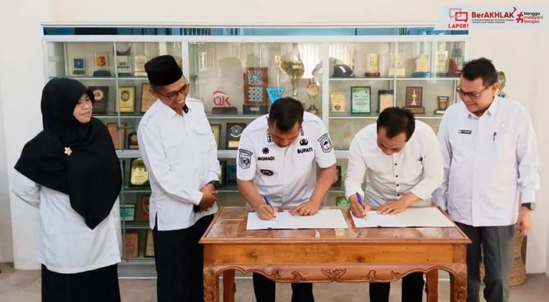 Bupati Kerinci Teken Dua MoU Strategis: Pengelolaan Sampah dan Kerja Sama Pendidikan