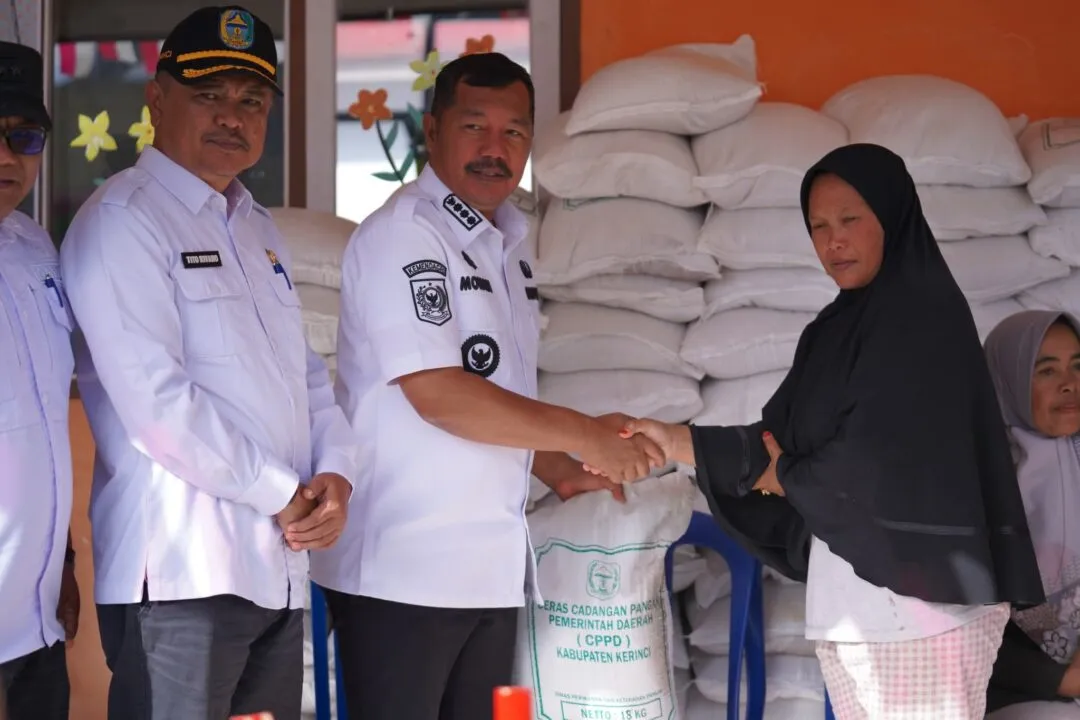 Bupati Kerinci Monadi Salurkan Bantuan Beras CPPD untuk Korban Angin Puting Beliung di Kayu Aro