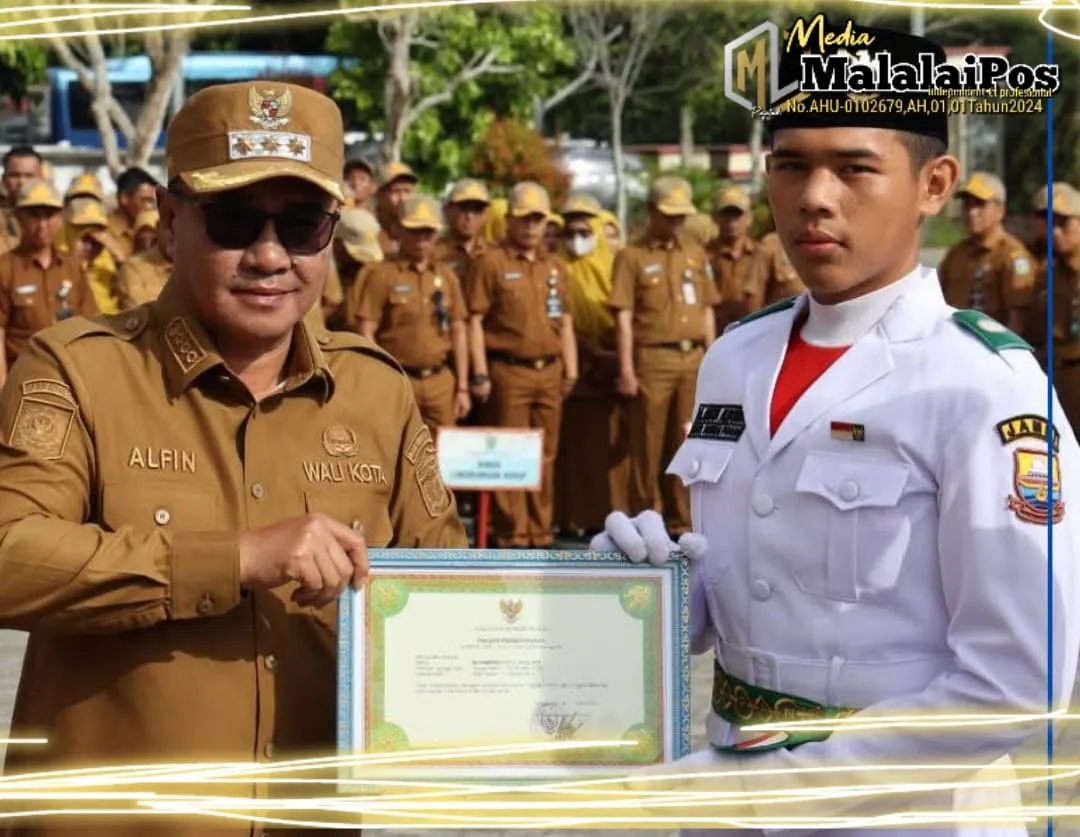 Wako Alfin Serahkan Penghargaan Ke Anggota Paskibraka Kota Sungai Penuh