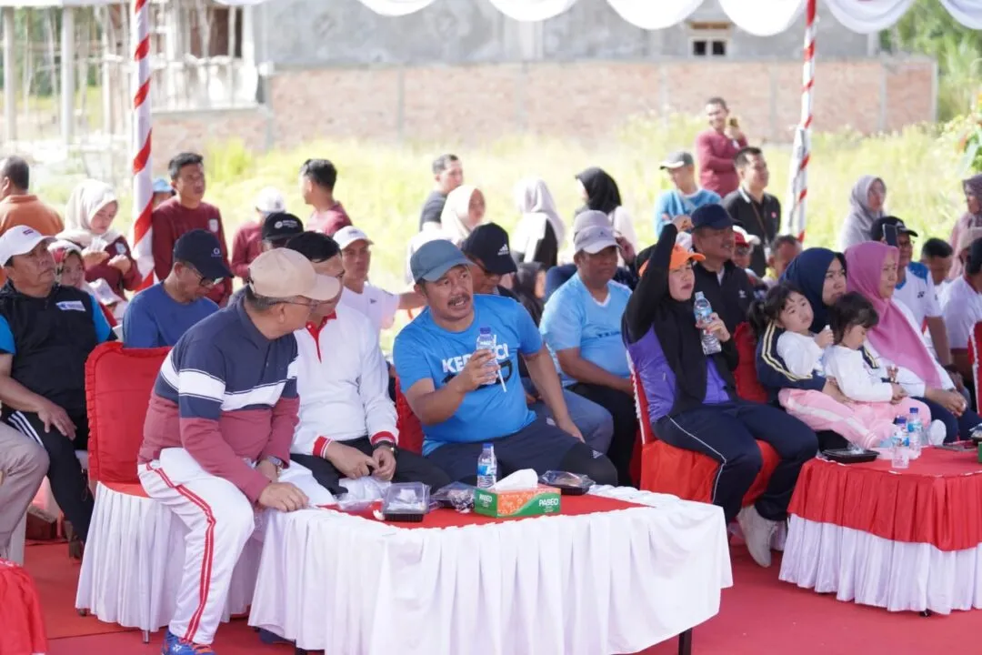 Bupati Monadi Ikut Jalan Santai Sehat di CAR FREE DAY Bukit Tengah, Ribuan Warga Antusias