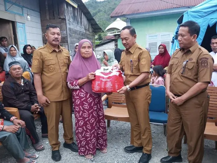 Bupati Kerinci Didampingi Dinas Sosial Salurkan Bantuan untuk Korban Kebakaran di Siulak Deras Mudik