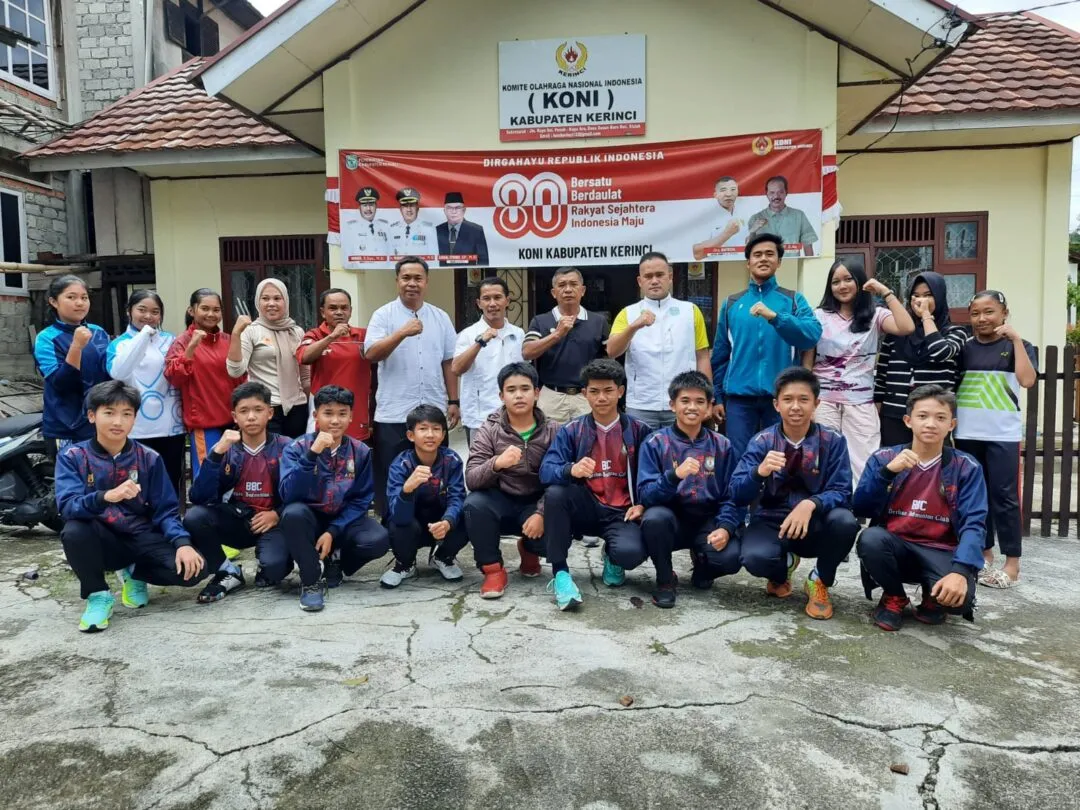 Ketua Koni dan Ketua PBSI Lepas Tim Bulutangkis Kerinci Ikuti Kejurprov di Tanjabar