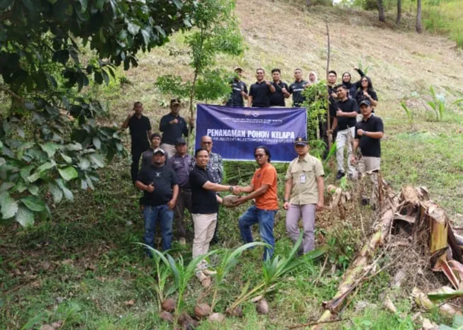 Tanam 100 Bibit Kelapa di Sungai Penuh, Imigrasi Kerinci Buktikan Dukung Program Ketahanan Pangan Nasional