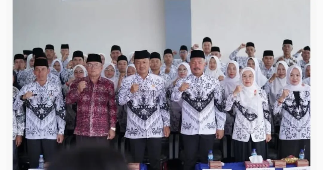 Dilantik Bupati Monadi, Tongkat Estafet PGRI Kerinci Diserahkan ke Murison