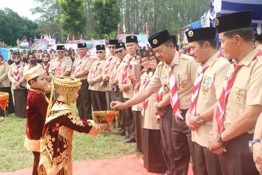 Wabup Murison Diarak Naik Traktor Pertanian Buka Jambore Ranting Wilayah IV di SMK/PP 3 Kerinci