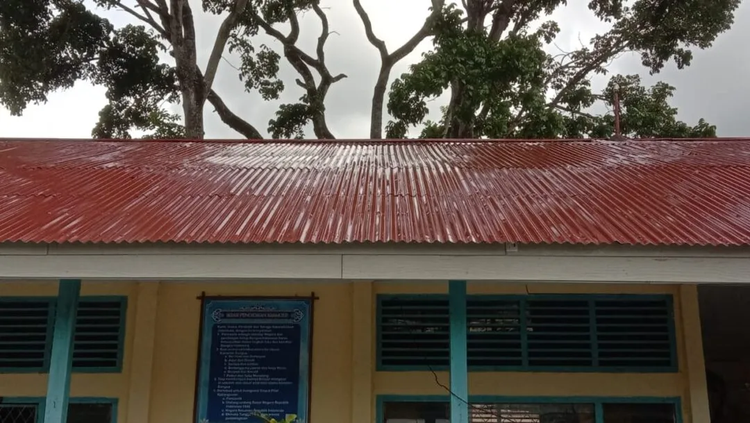 Proyek Rehabilitasi SMK Negeri 1 Sungai Penuh Diduga Asal Jadi, Atap Bergelombang dan Cat Tidak Sesuai Harapan