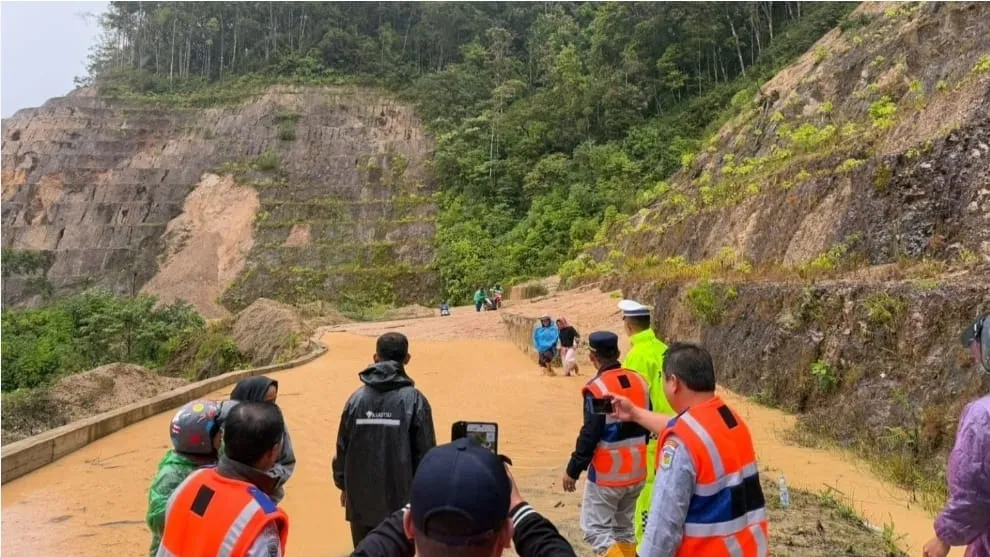 Polres Kerinci Lakukan Pengaturan Lalu Lintas di Lokasi Longsor Jalan Sungai Penuh–Tapan Km 20
