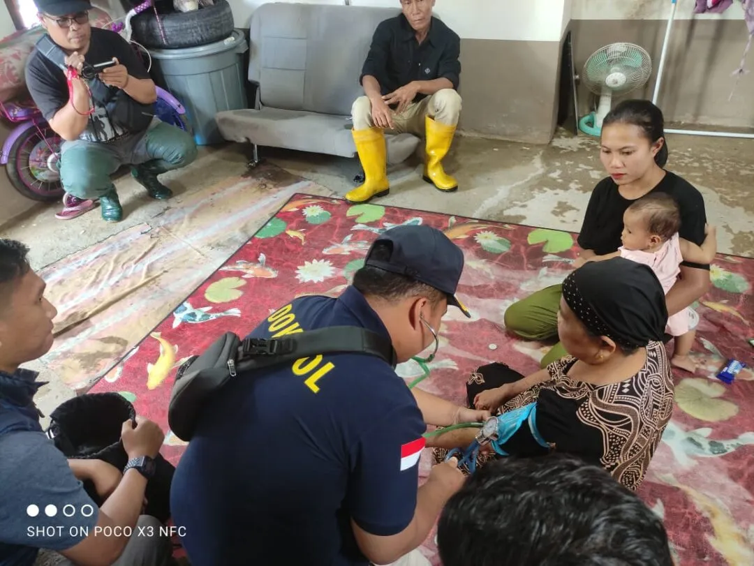 Dokkes Polres Kerinci Tinjau Langsung Rumah Korban Banjir di Lubuk Suli, Pastikan Kondisi Kesehatan Warga