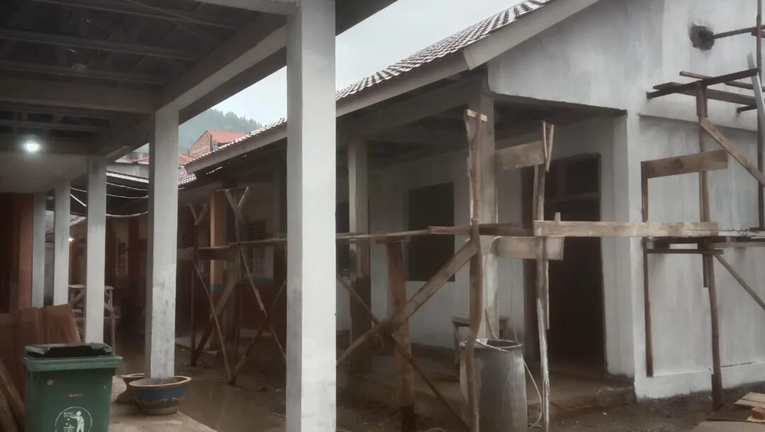 Proyek Sekolah Berantakan: Lapangan Ditutup, Parkir Tak Layak, Akses Warga Terganggu