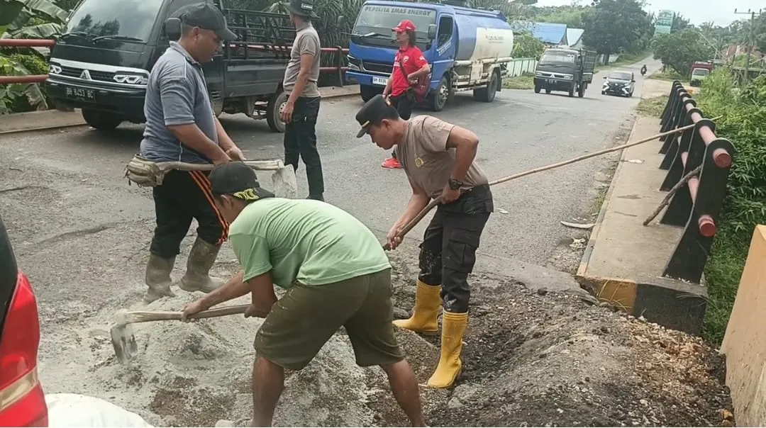 Gotong Royong Peduli Keselamatan: Kapolsek Batin XXIV dan Warga Perbaiki Jalan Rusak Jelang Nataru