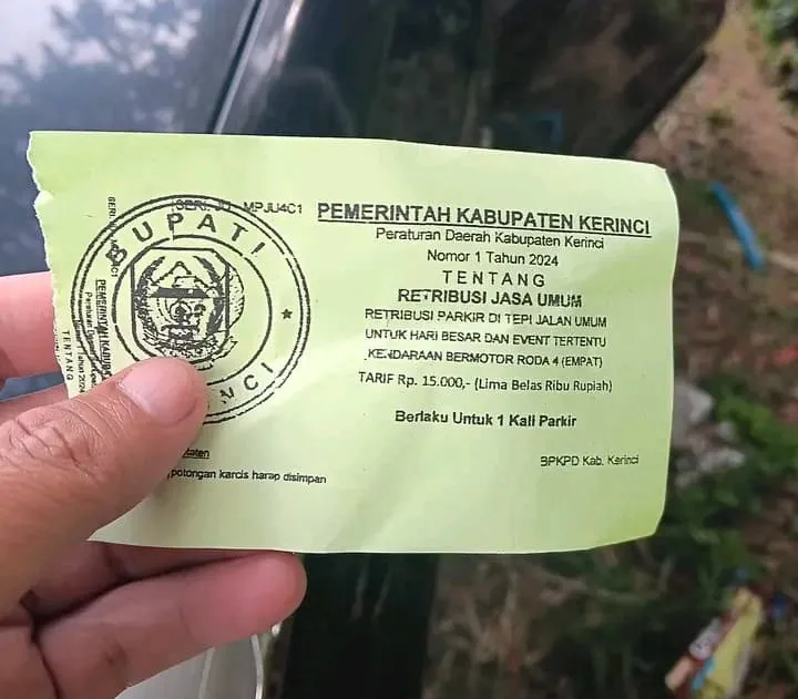 Baru Lebaran Kedua, Tarif Parkir Roda 4 di Objek Wisata Air Terjun Telun Berasap Capai Rp.15.000
